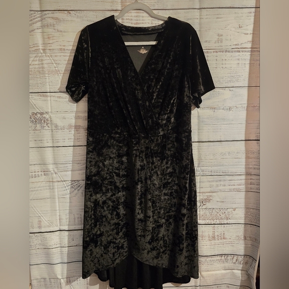 EVRI WOMEN'S 1X BLACK VELVET SHORT SLEEVE WRAP LOOK DRESS Hi Low Fit Flare - Picture 1 of 7